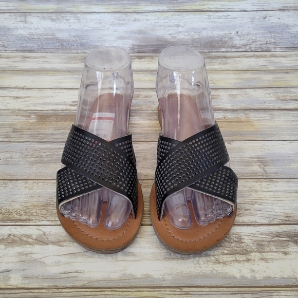 NWT Indigo Rd Bevrlie Black Perforated Slip-On Slide Sandals Women's Size 6 - Picture 1 of 10